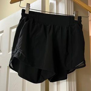 Lululemon Hotty Hot Low Rise Lined 2.5 Short Size 4 in Black
